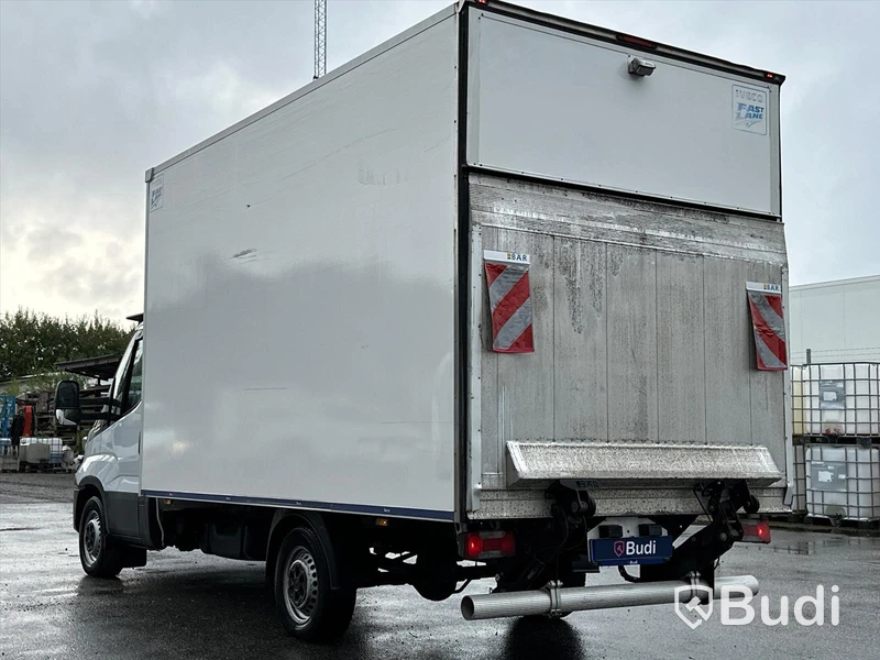 Lättlastbil Iveco Daily 35S16A8 skåp med bakgavelslyft | Låg skatt!