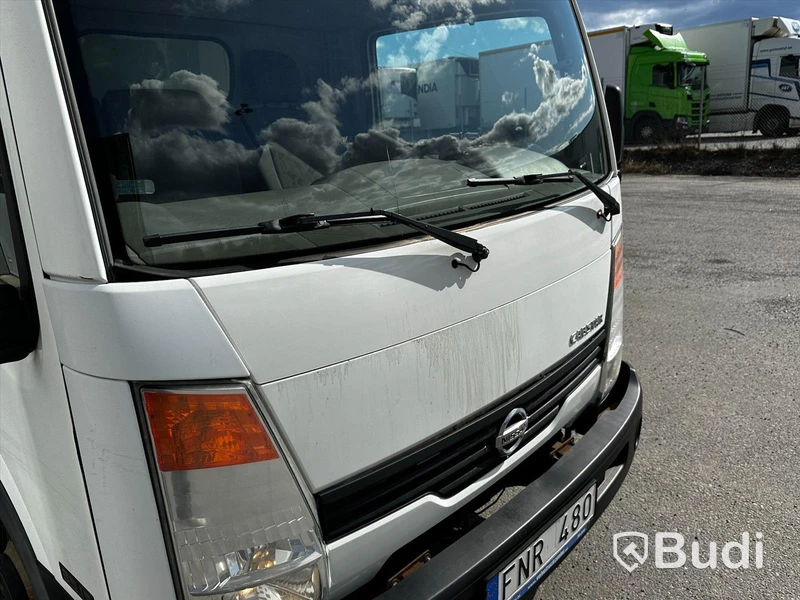 Lätt lastbil Nissan Cabstar, F24.15PF | 2010 | Ydreskåp med bakgavelslyft