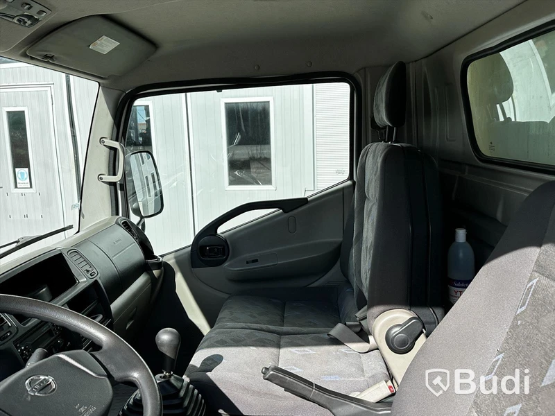 Lätt lastbil Nissan Cabstar, F24.15PF | 2010 | Ydreskåp med bakgavelslyft