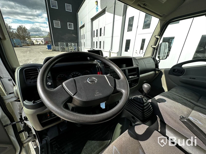 Lätt lastbil Nissan Cabstar, F24.15PF | 2010 | Ydreskåp med bakgavelslyft