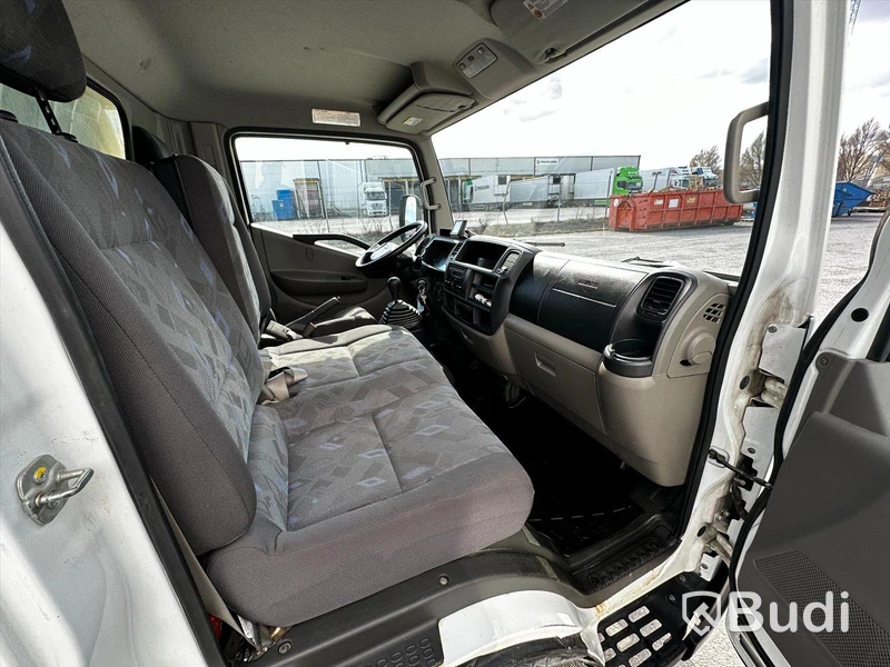 Lätt lastbil Nissan Cabstar, F24.15PF | 2010 | Ydreskåp med bakgavelslyft