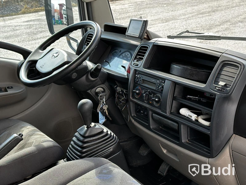 Lätt lastbil Nissan Cabstar, F24.15PF | 2010 | Ydreskåp med bakgavelslyft