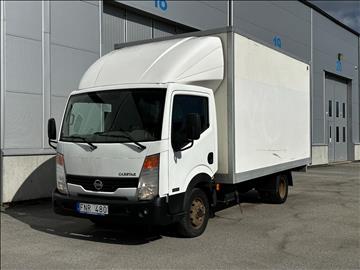 Lätt lastbil Nissan Cabstar, F24.15PF | 2010 | Ydreskåp med bakgavelslyft