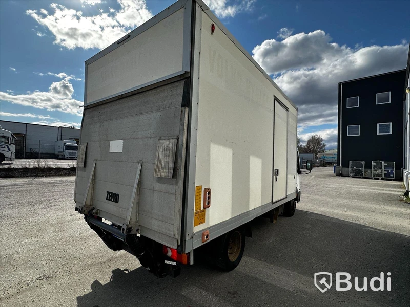 Lätt lastbil Nissan Cabstar, F24.15PF | 2010 | Ydreskåp med bakgavelslyft