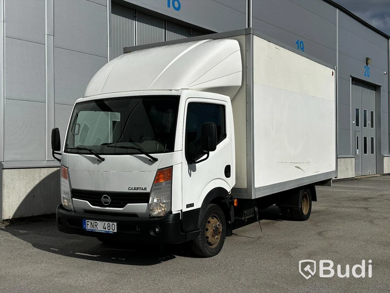 Lätt lastbil Nissan Cabstar, F24.15PF | 2010 | Ydreskåp med bakgavelslyft