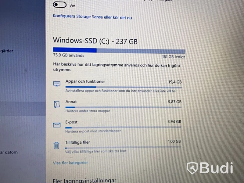 Kontorsarbetsplats med bärbar dator & monitor