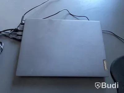 Kontorsarbetsplats med bärbar dator & monitor
