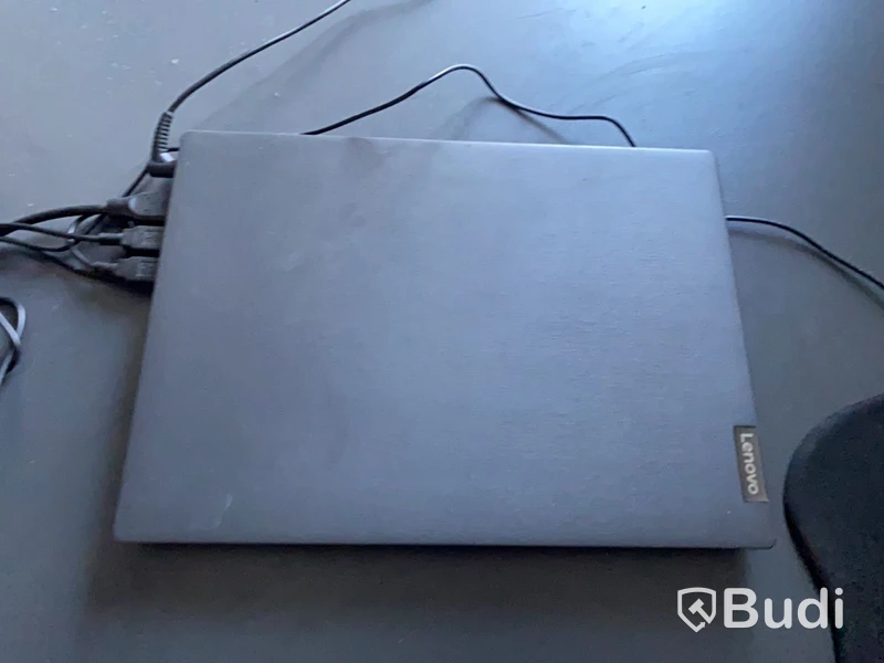 Kontorsarbetsplats med bärbar dator & monitor
