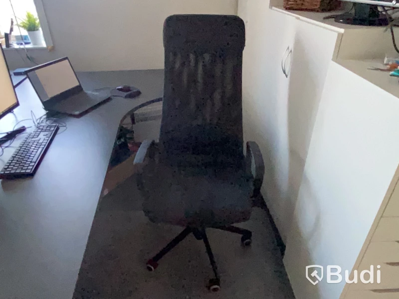 Kontorsarbetsplats med bärbar dator & monitor
