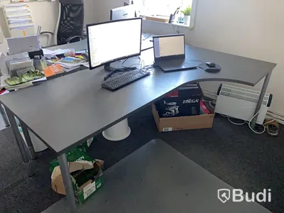 Kontorsarbetsplats med bärbar dator & monitor