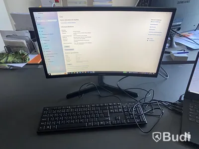 Kontorsarbetsplats med bärbar dator & monitor