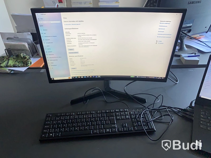 Kontorsarbetsplats med bärbar dator & monitor
