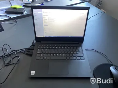Kontorsarbetsplats med bärbar dator & monitor