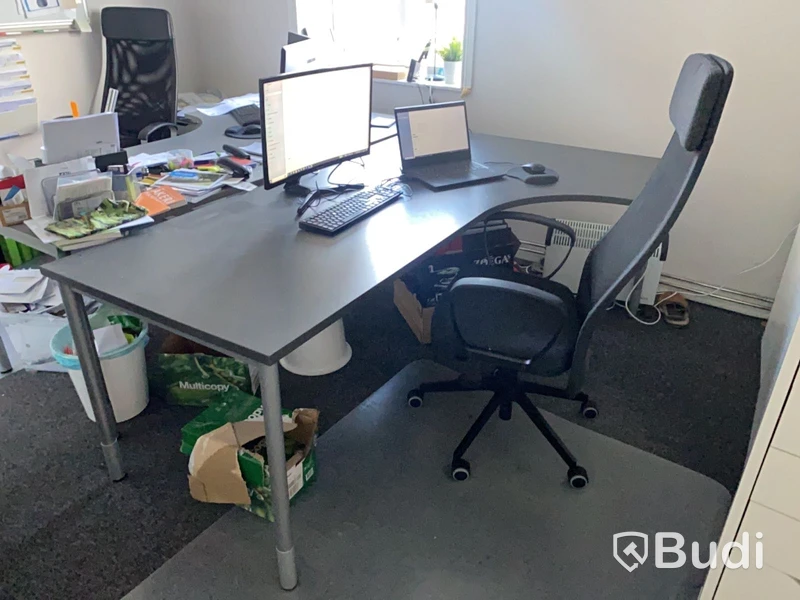 Kontorsarbetsplats med bärbar dator & monitor