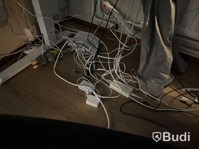 Kontors & köksmöbler, tv, robotdammsugare m.m. Stort parti.