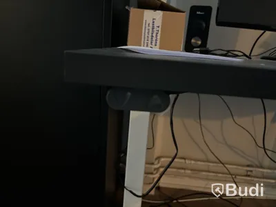 Kontors & köksmöbler, tv, robotdammsugare m.m. Stort parti.