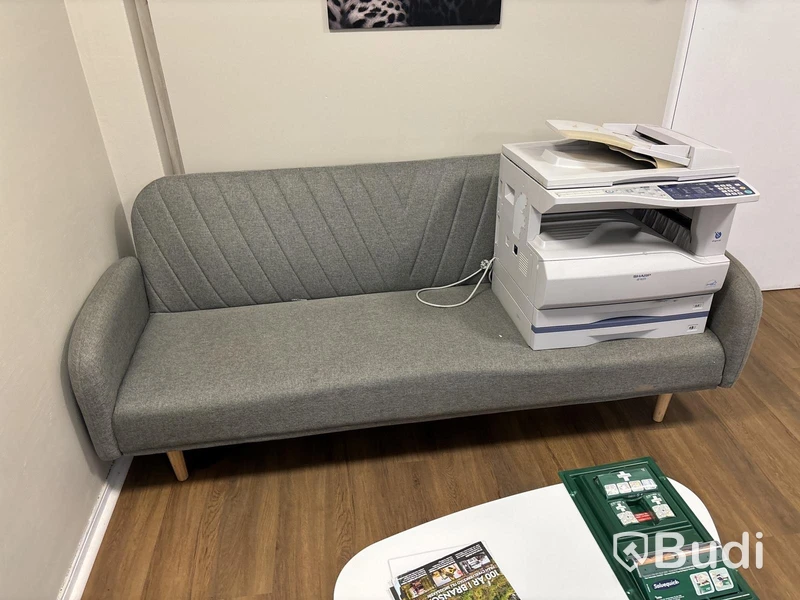 Kontors & köksmöbler, tv, robotdammsugare m.m. Stort parti.