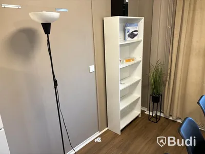 Kontors & köksmöbler, tv, robotdammsugare m.m. Stort parti.