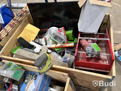 Byggmaterial, verktyg och maskiner.