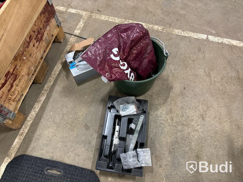 Byggmaterial, verktyg och maskiner.