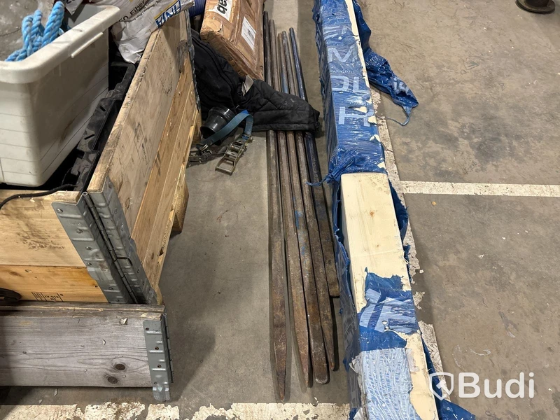 Byggmaterial, verktyg och maskiner.