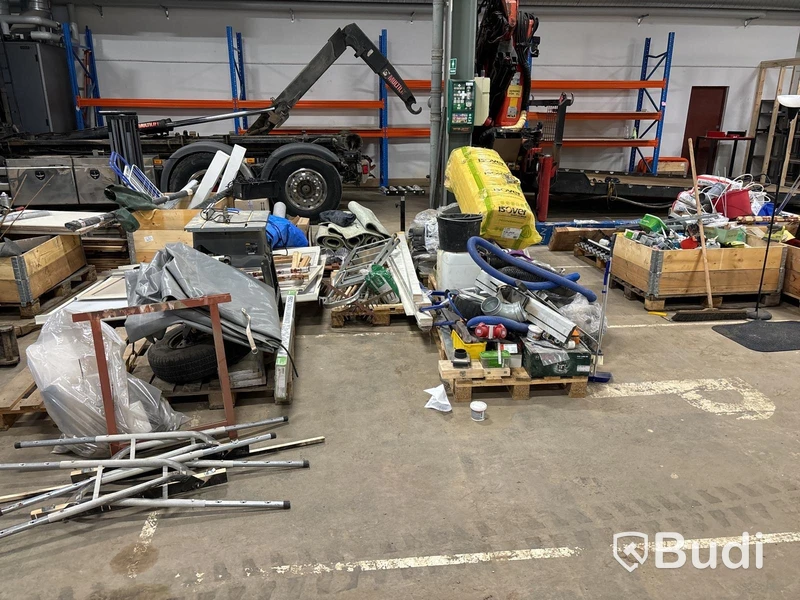 Byggmaterial, verktyg och maskiner.