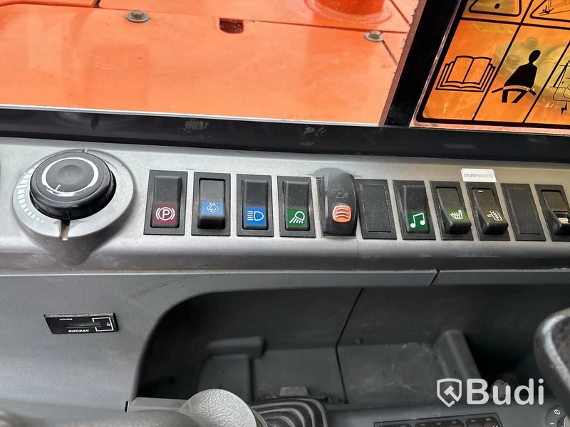 Hjulgrävare Doosan DX55W -2015 med tiltrotator, skopor & tjälkrok.