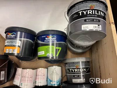 Parti med målarfärgsburkar, olika märken, sorter, kulörer och brytbaser