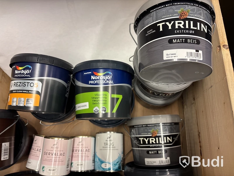 Parti med målarfärgsburkar, olika märken, sorter, kulörer och brytbaser