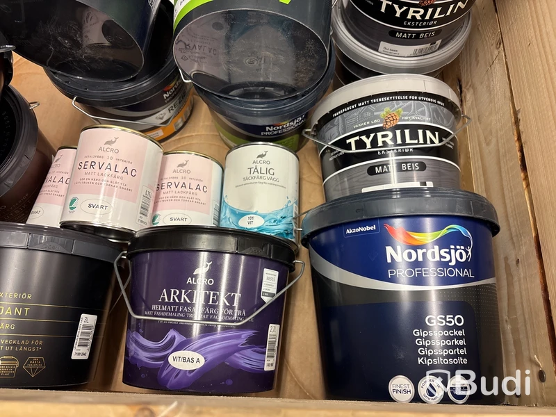 Parti med målarfärgsburkar, olika märken, sorter, kulörer och brytbaser