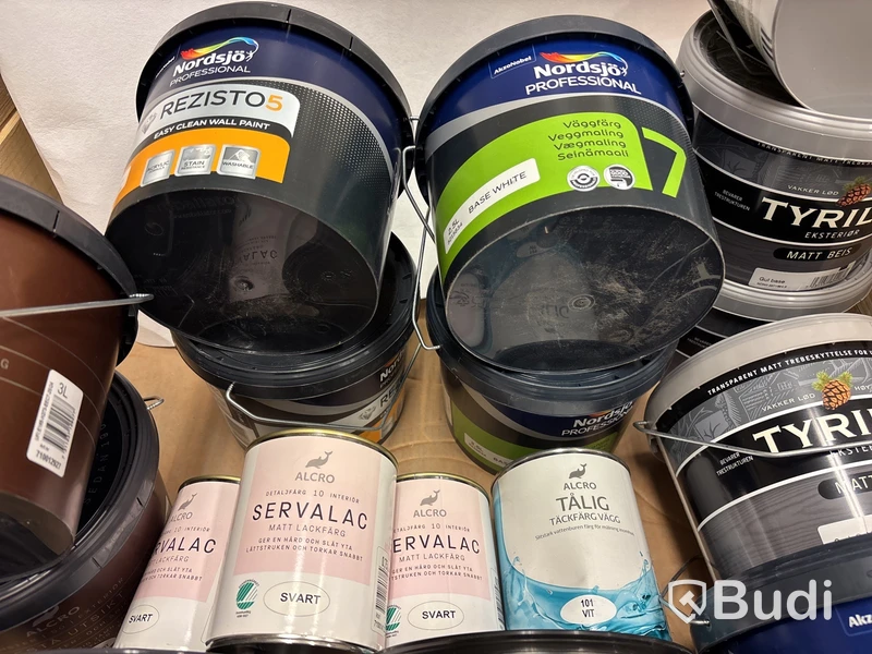 Parti med målarfärgsburkar, olika märken, sorter, kulörer och brytbaser