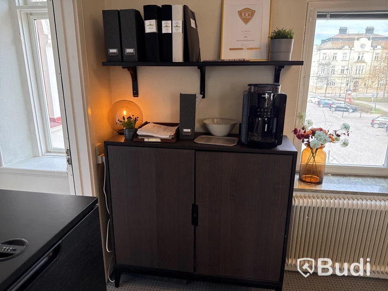 Kontorsmöbler, kaffemaskin m.m.