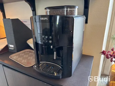 Kontorsmöbler, kaffemaskin m.m.