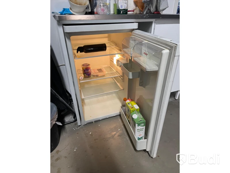 Kylskåp BOSH och Microvågsugn MATSUI