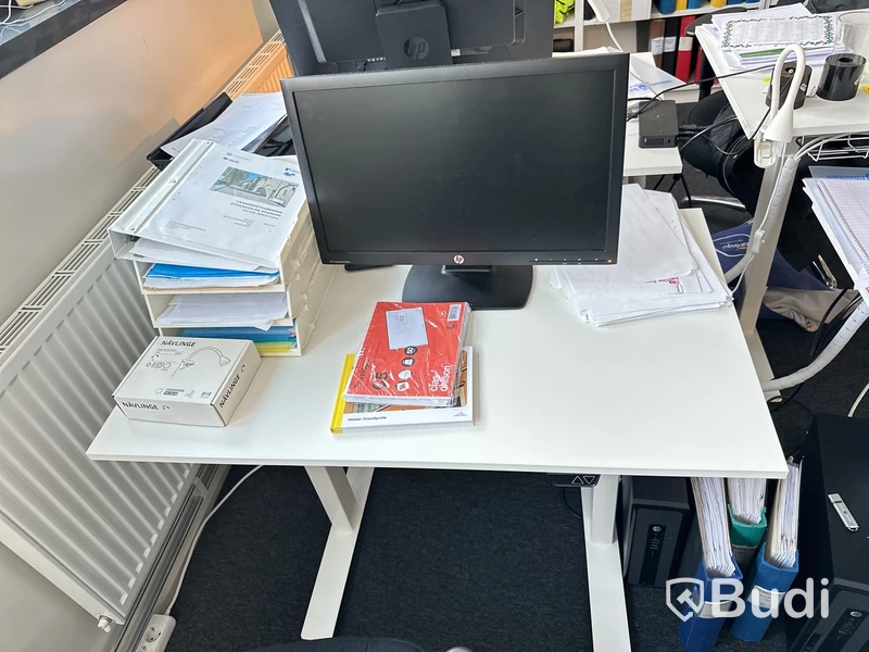 Höj- och sänkbart skrivbord 100x60 cm, datorskärm HP compaq LE2202x och kontorsstol