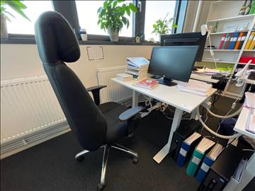 Höj- och sänkbart skrivbord 100x60 cm, datorskärm HP compaq LE2202x och kontorsstol 