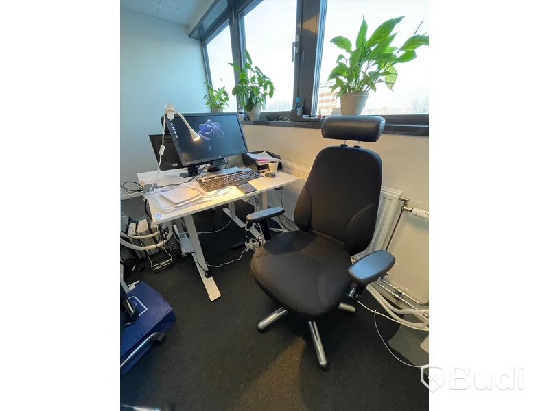 Höj- och sänkbart skrivbord 100x60 cm, datorskärm HP Elite displayE231 och kontorsstol