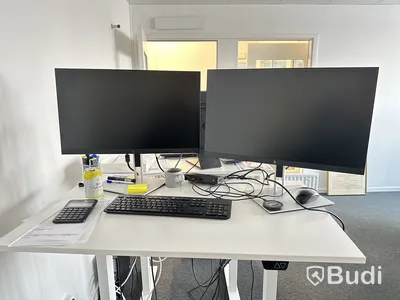 Höj- och sänkbart skrivbord 100x60 cm, 2 st datorskärmar HP monitor E24 G4 och kontorsstol
