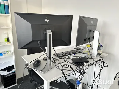 Höj- och sänkbart skrivbord 100x60 cm, 2 st datorskärmar HP monitor E24 G4 och kontorsstol