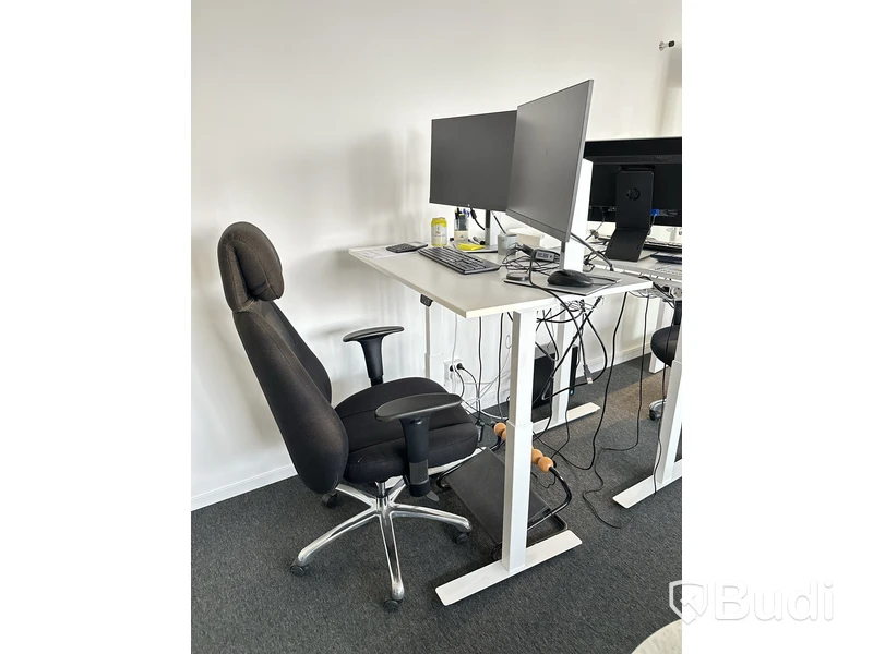 Höj- och sänkbart skrivbord 100x60 cm, 2 st datorskärmar HP monitor E24 G4 och kontorsstol