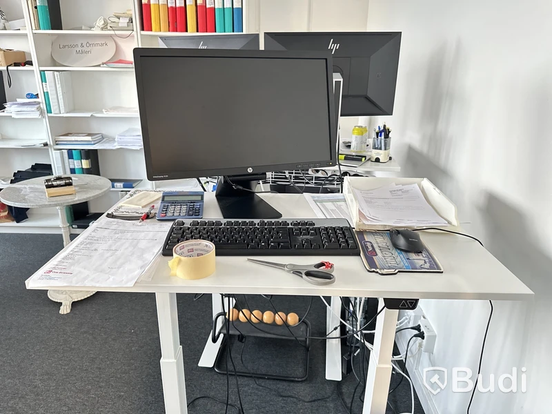Höj- och sänkbart skrivbord 100x60 cm, datorskärm HP Elite displayE231 och kontorsstol