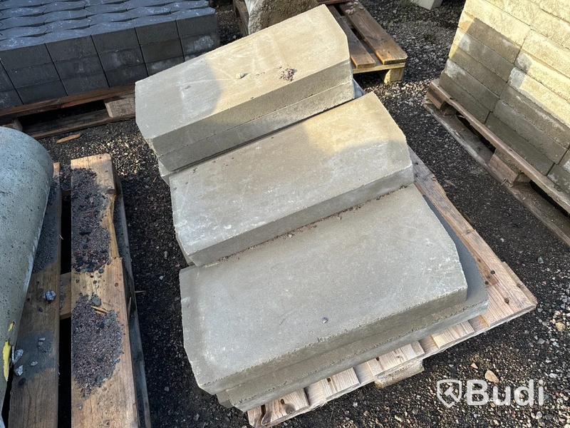 Stort parti med betongfundament och marksten
