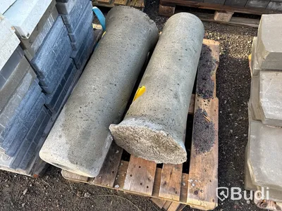 Stort parti med betongfundament och marksten