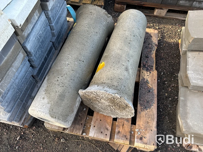 Stort parti med betongfundament och marksten