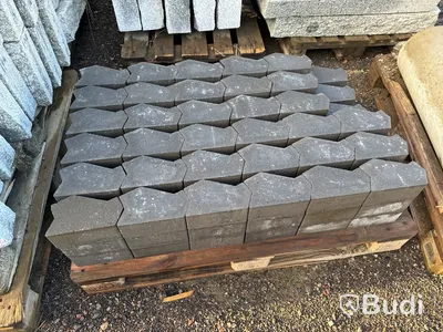 Stort parti med betongfundament och marksten