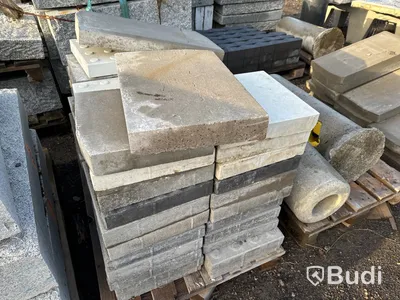 Stort parti med betongfundament och marksten
