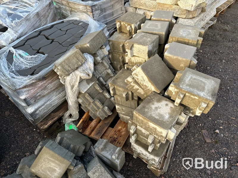 Stort parti med betongfundament och marksten