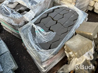 Stort parti med betongfundament och marksten