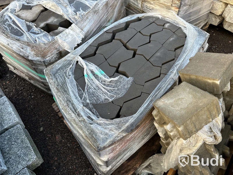 Stort parti med betongfundament och marksten
