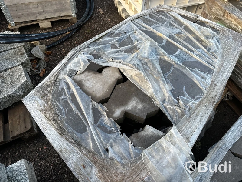 Stort parti med betongfundament och marksten